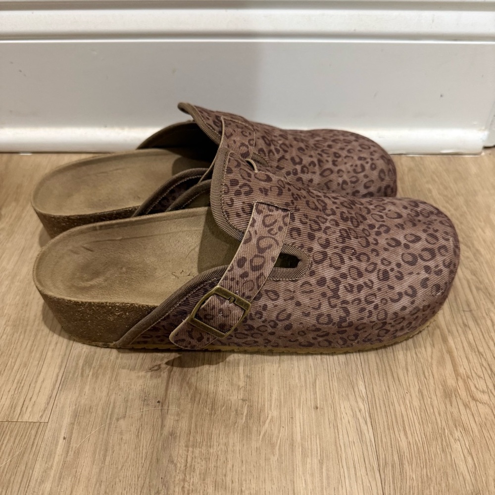 Altar’d State Cheetah / Leopard Platform Clogs - Picture 2 of 4